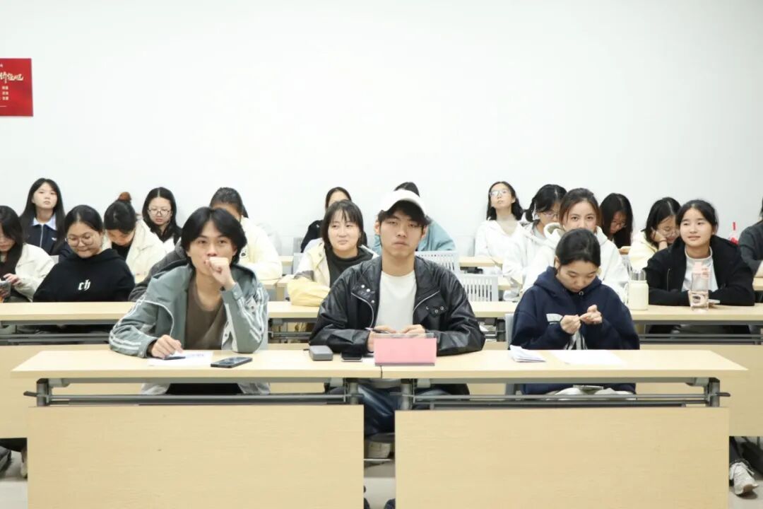 undefined 图为:评委在打分 _s017.JPG