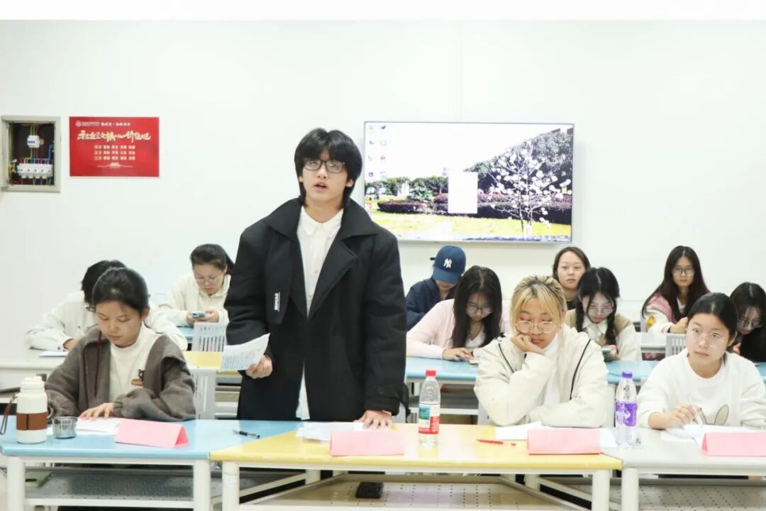图为:反方选手在发言_s014.JPG