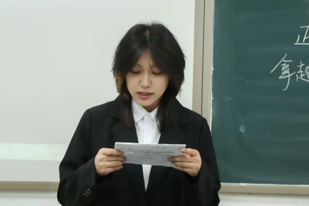 图为:主持人2在发言_s027.JPG