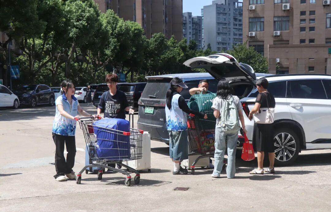 图为:志愿者们在搬行李.JPG