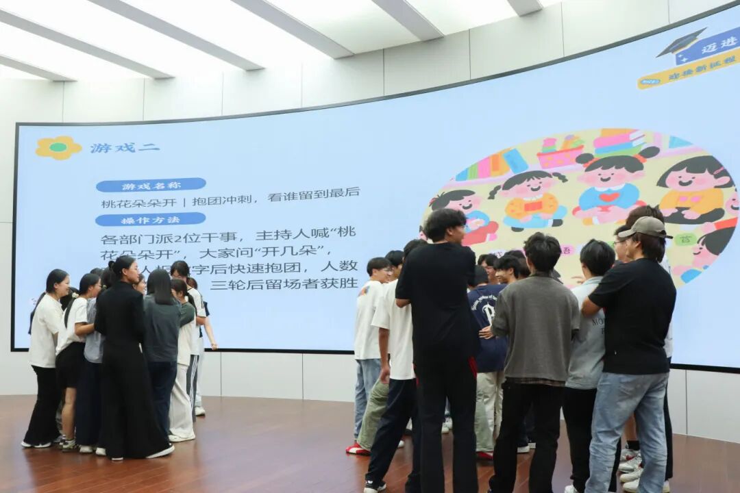 图为:同学在做游戏_p017.JPG