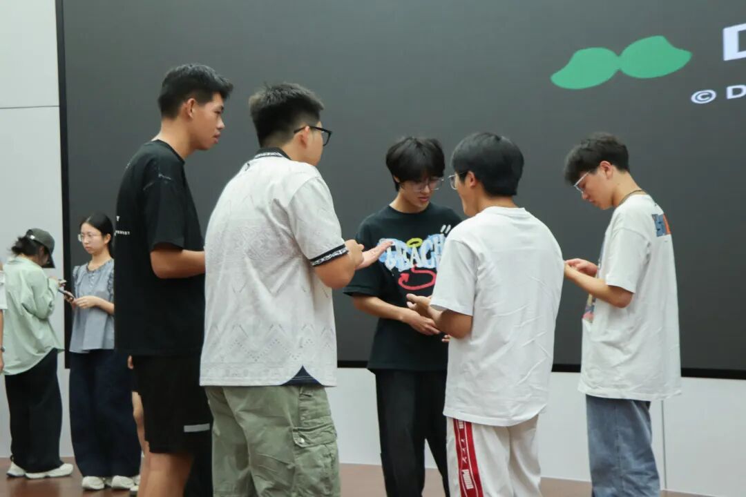 图为:同学在游戏讨论_p016.jpg