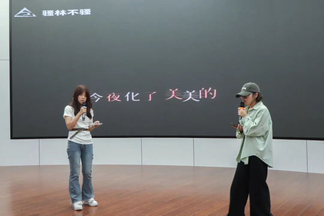 图为:同学在表演节目_p007.JPG