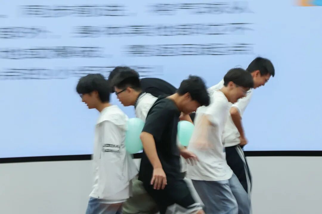 图为:同学在玩游戏三_p015.jpg