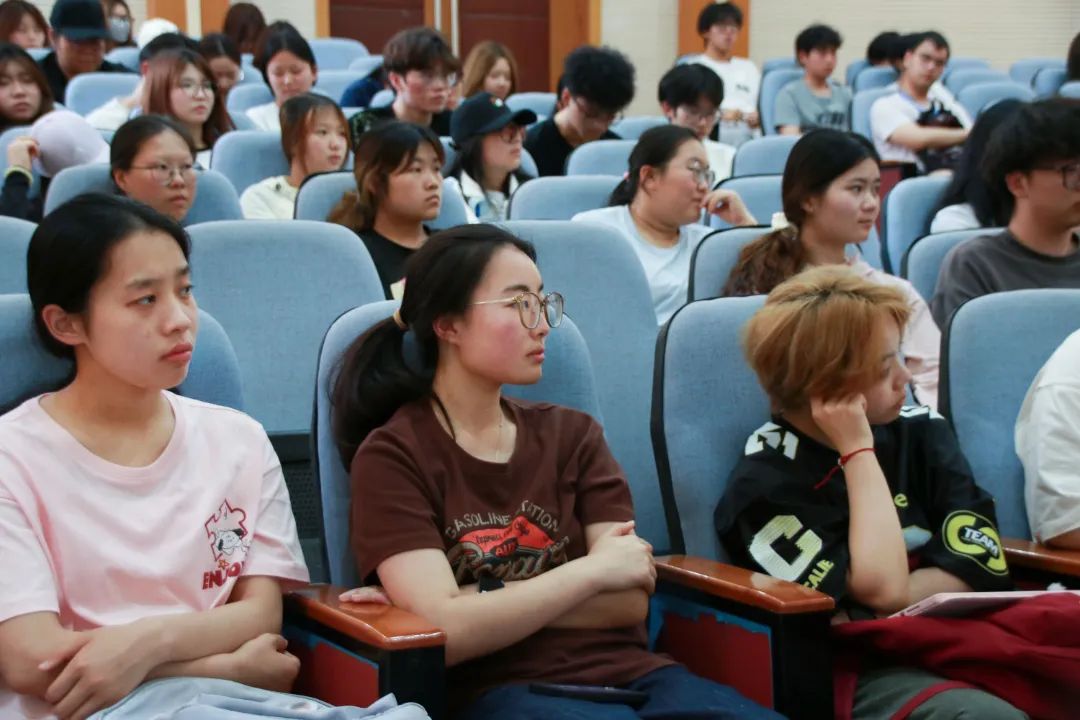 图为:同学在认真听讲.jpg