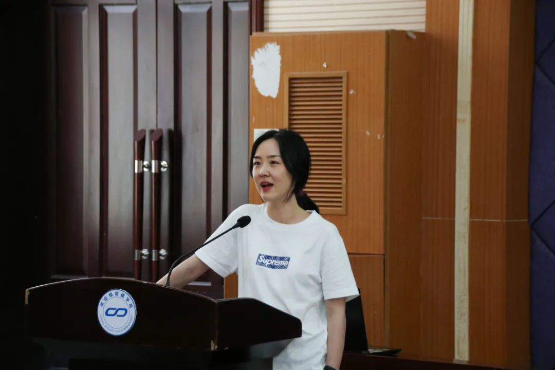图为:老师在说话.jpg